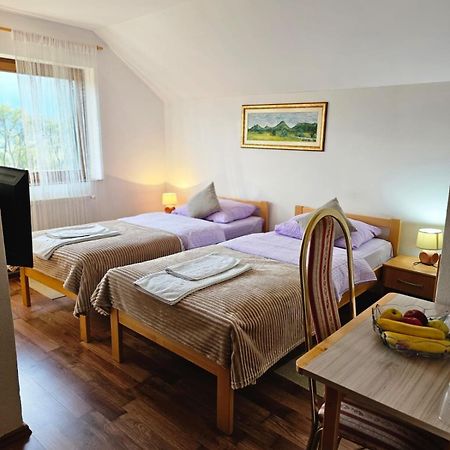 Rooms Vuksa Donji Lapac Kültér fotó