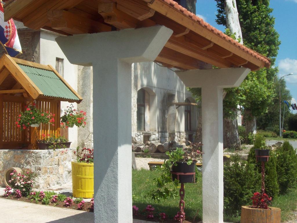 Rooms Vuksa Donji Lapac Kültér fotó
