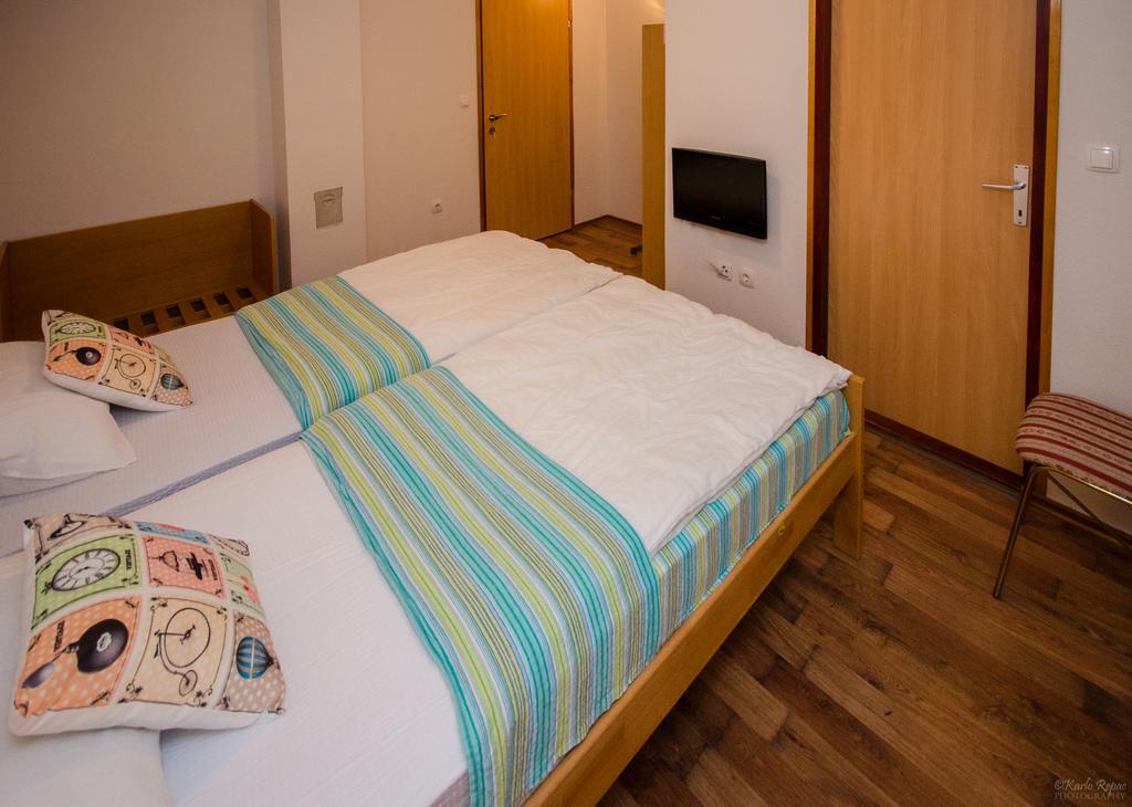 Rooms Vuksa Donji Lapac Kültér fotó
